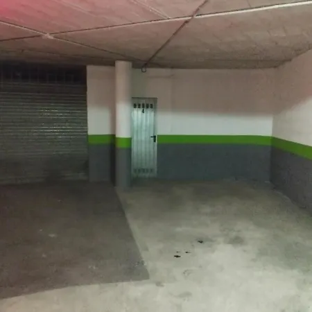 Centro De Parking Privado A 300 M Del Puente Nuevo Andando Ronda